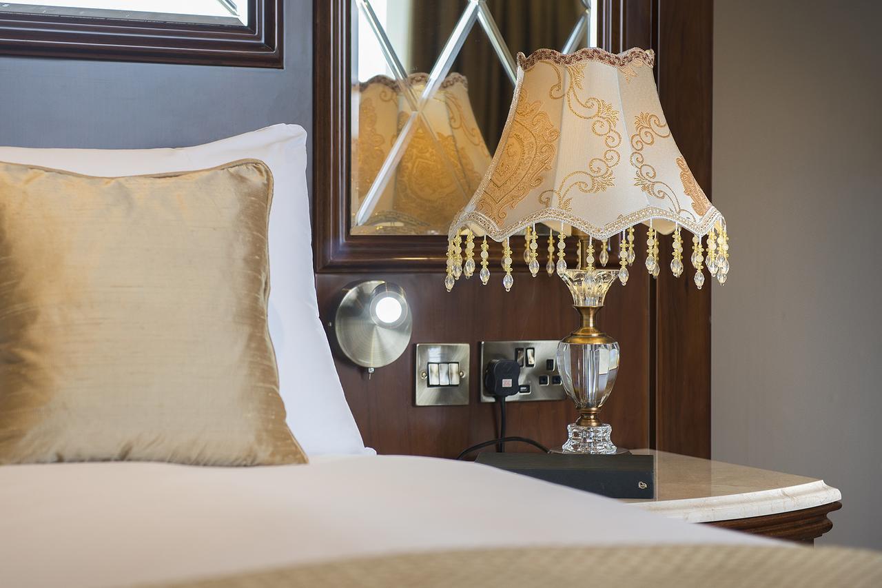 The George Street Hotel Oxford Exterior photo A table lamp