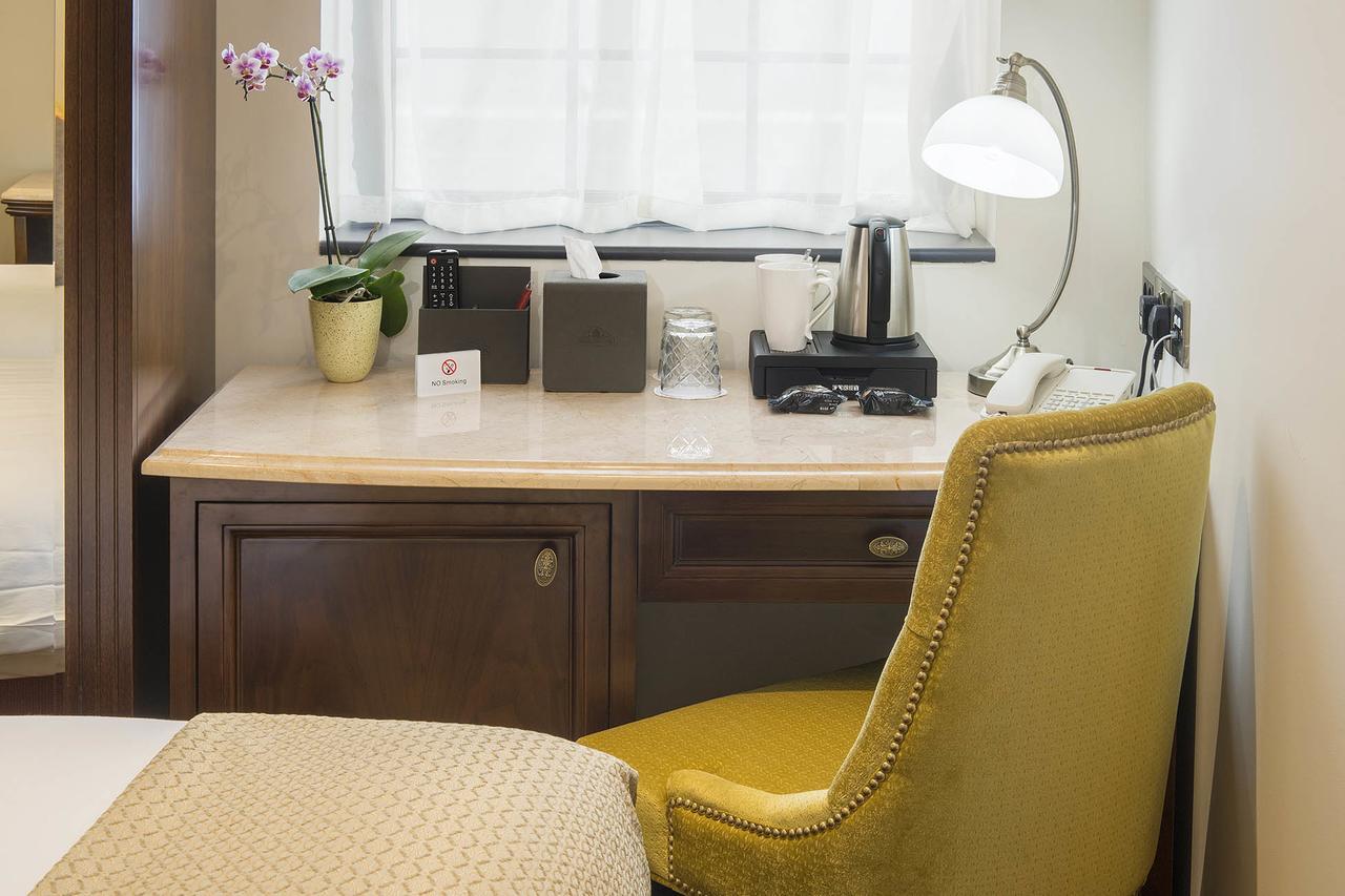The George Street Hotel Oxford Exterior photo A desk with a built-in lamp