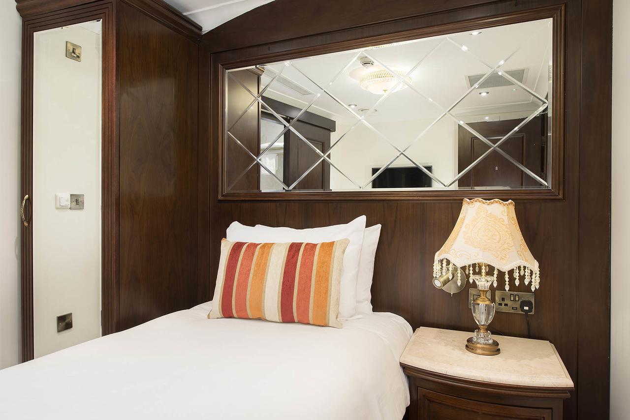 The George Street Hotel Oxford Exterior photo A single room