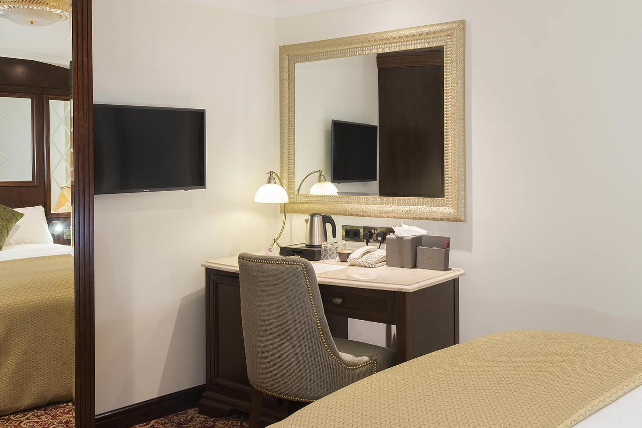 The George Street Hotel Oxford Exterior photo A vanity table in a hotel room